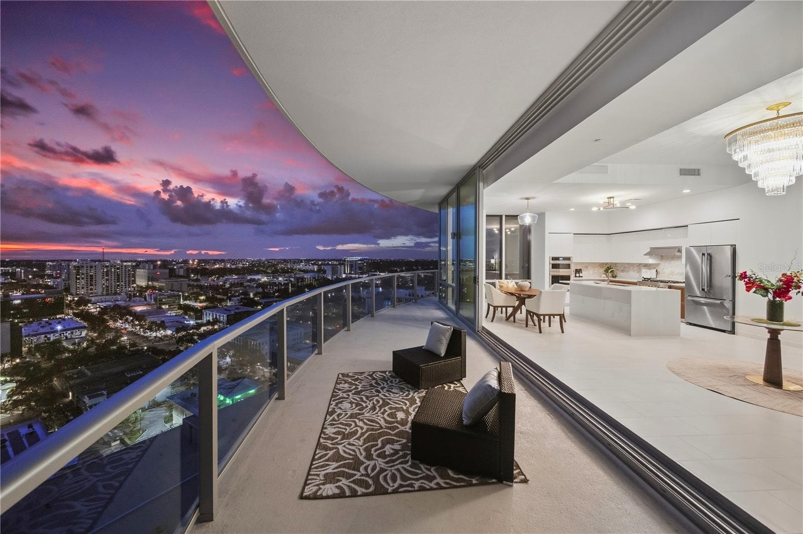 Double sliding doors make seamless indoor and outdoor living - 400 CENTRAL AVE #1901, ST PETERSBURG