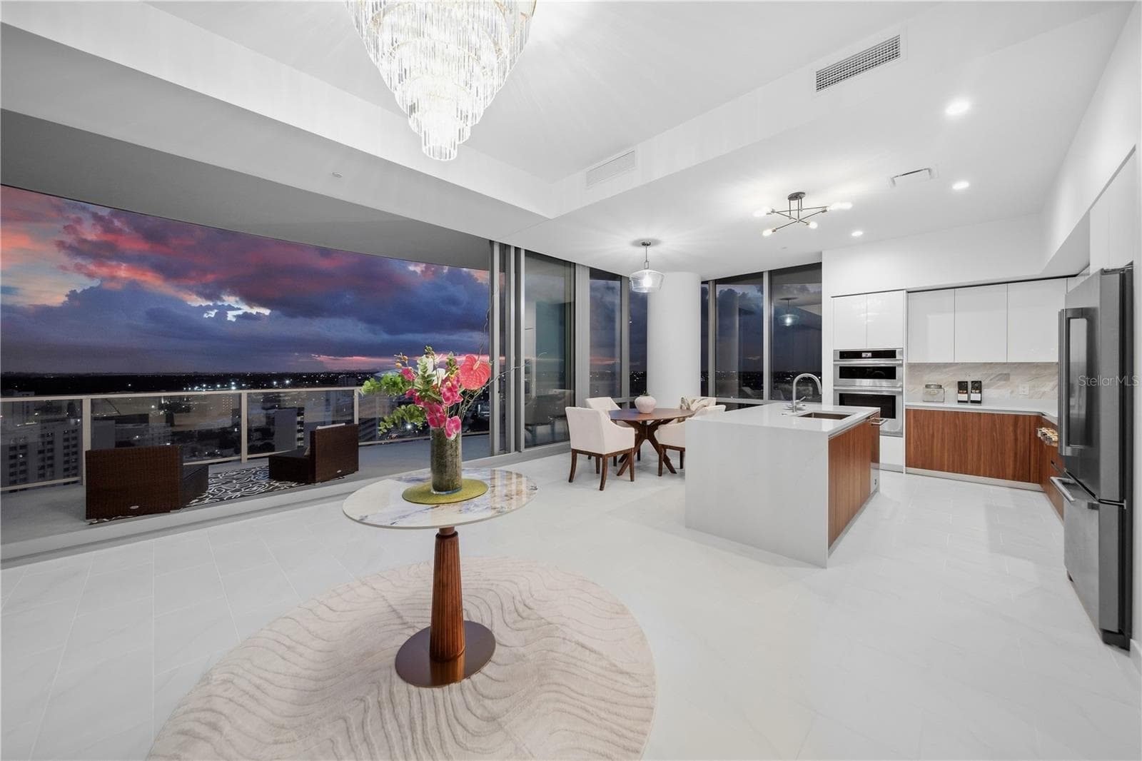 Your balcony is an extension of the living and dining room - 400 CENTRAL AVE #1901, ST PETERSBURG