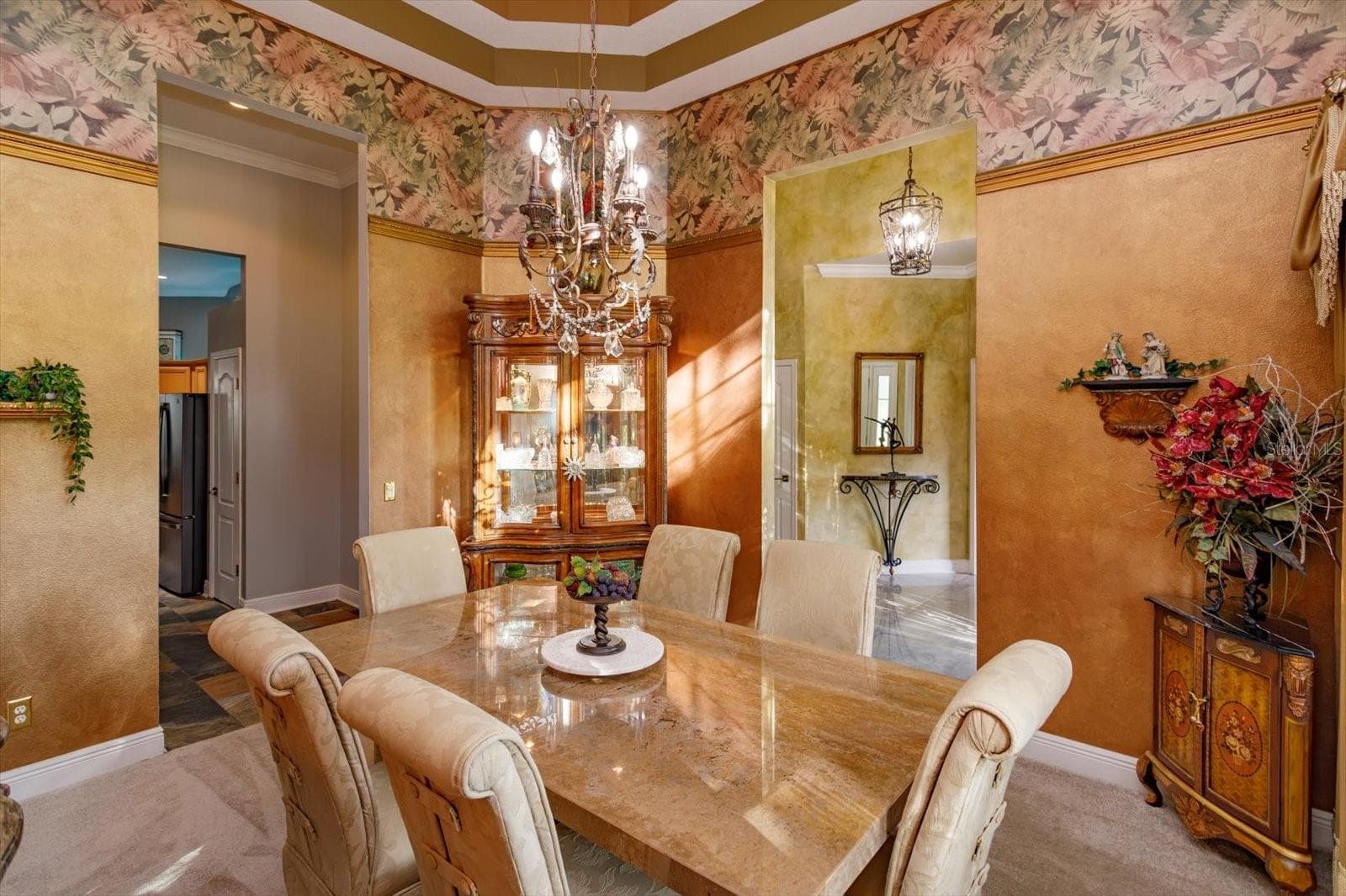 13+ft tray ceiling in dining room - 536 AVON GLADE PL, SANFORD