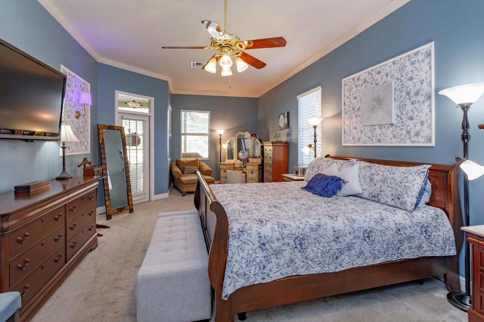 Primary bedroom suite with access to lanai - 536 AVON GLADE PL, SANFORD
