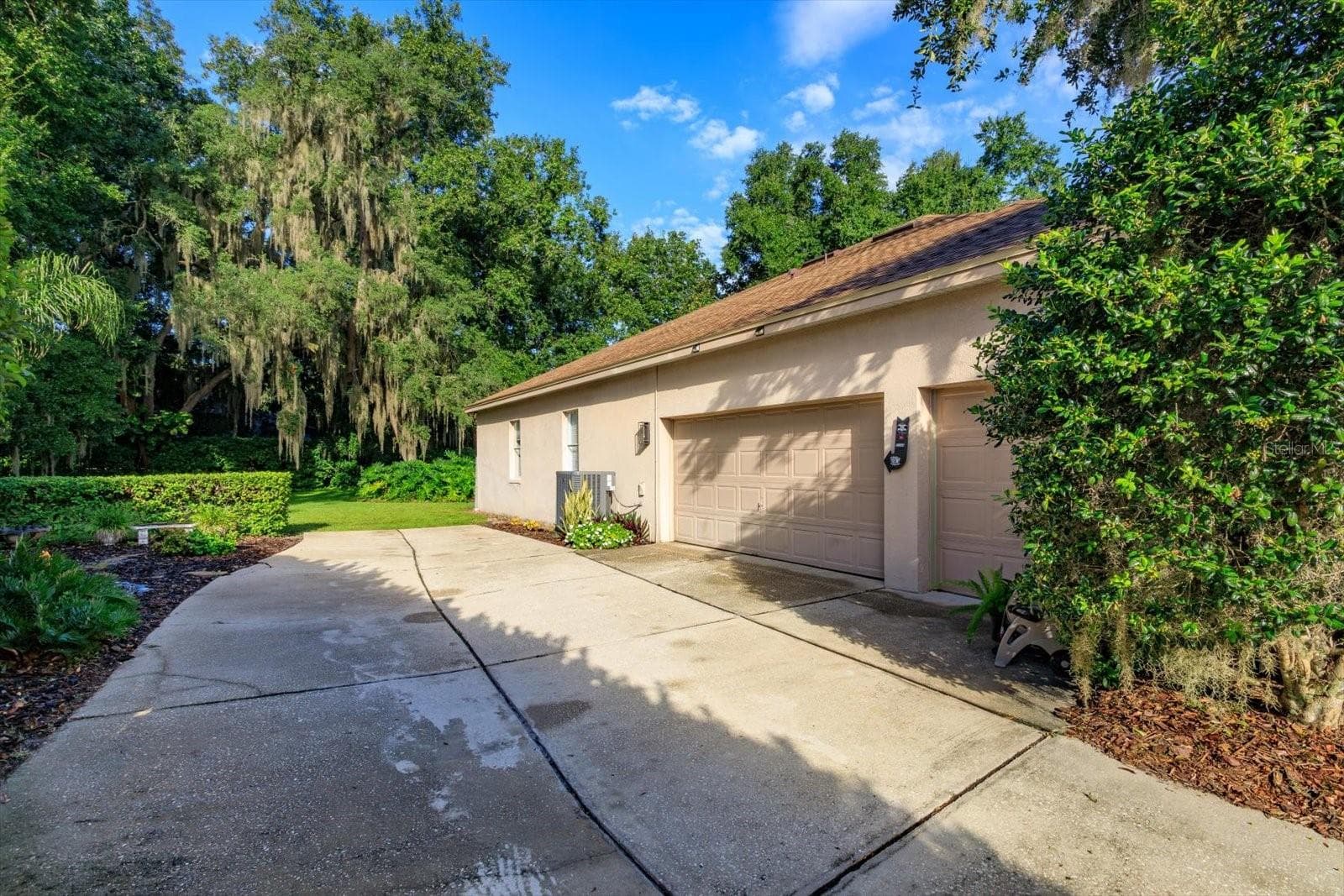Side Entry 3-Car Garage and plenty of driveway parking - 536 AVON GLADE PL, SANFORD