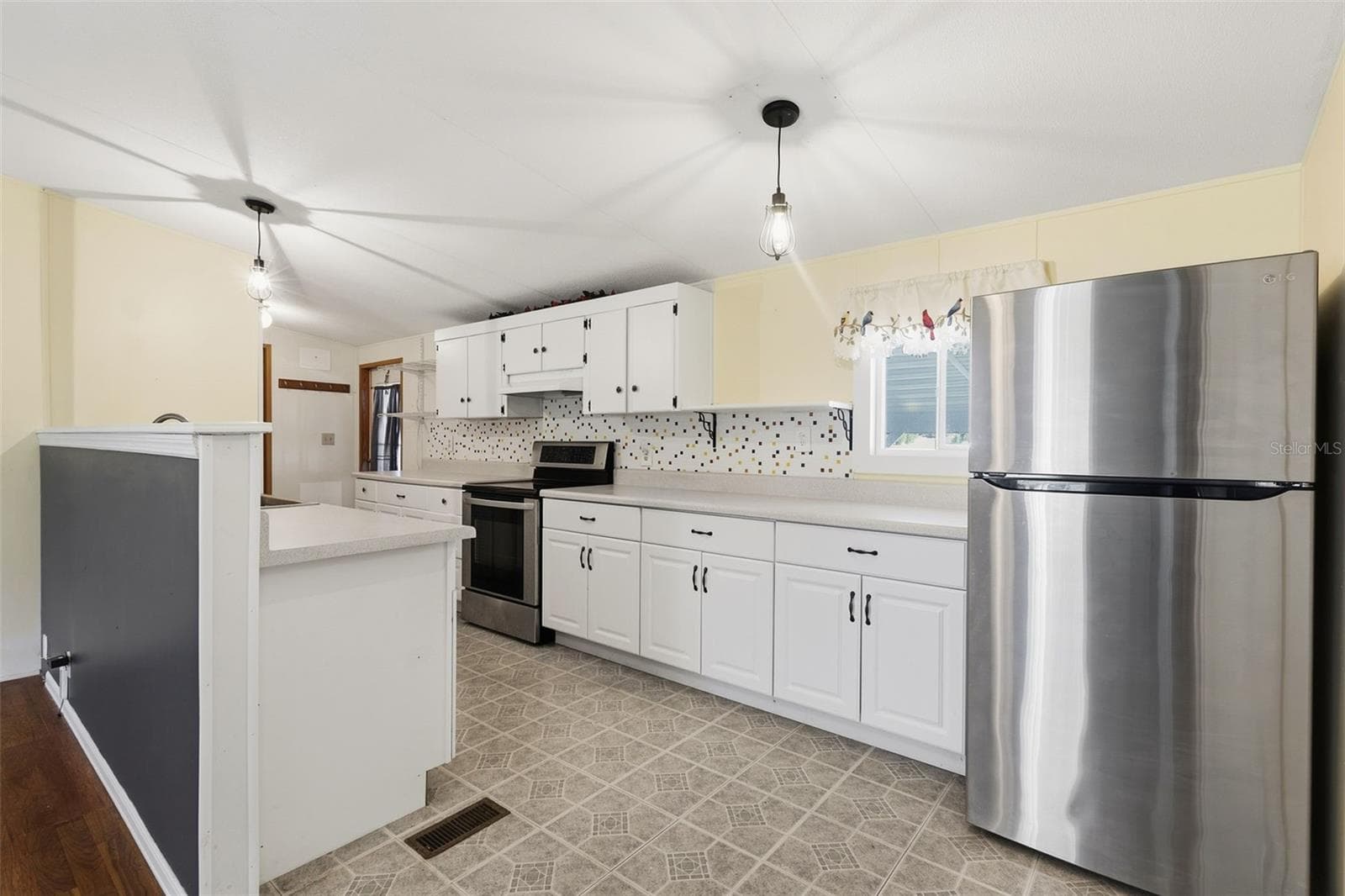 Manufactured Home at 13250 NE 16TH AVE, TRENTON, photo 4 of 43