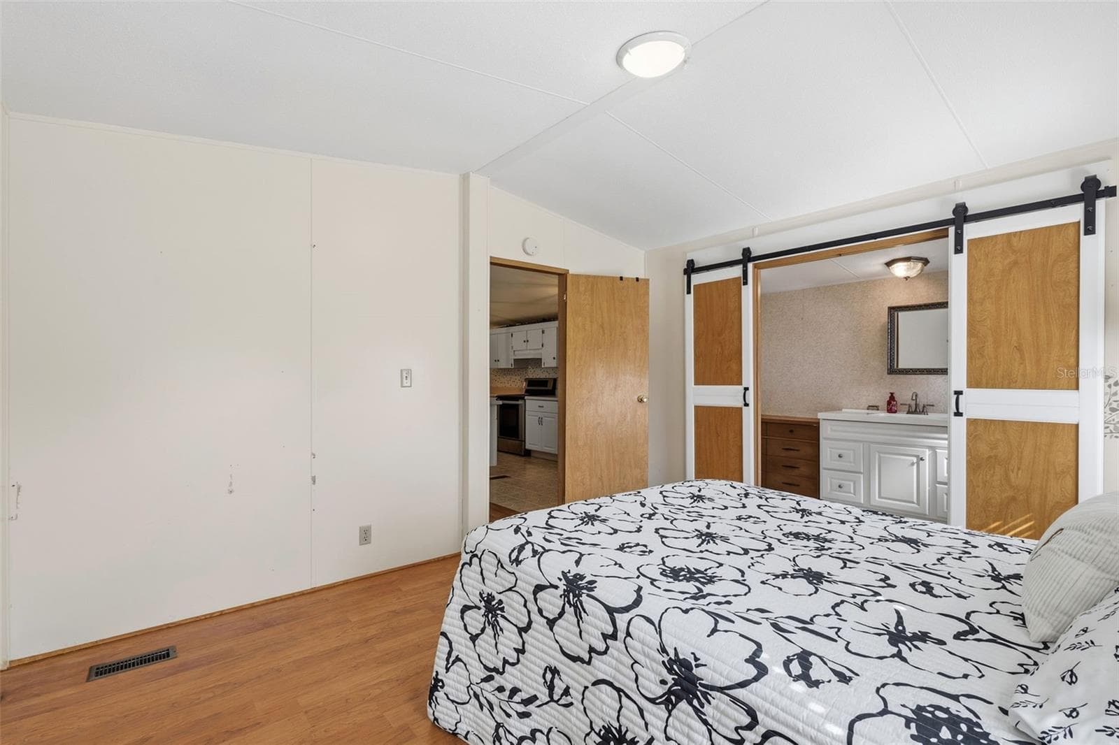 Manufactured Home at 13250 NE 16TH AVE, TRENTON, photo 12 of 43