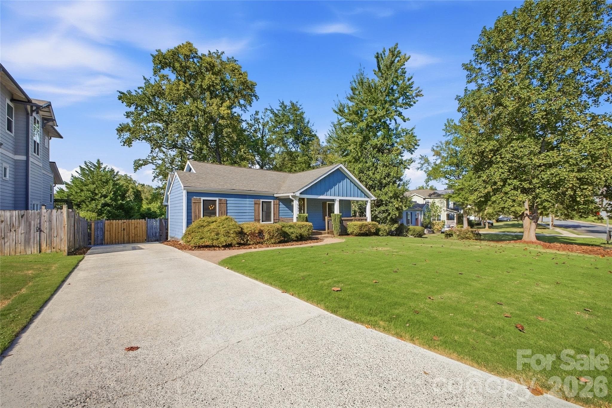 Single Family Residence at 947 Everett Place, Charlotte, photo 4 of 48