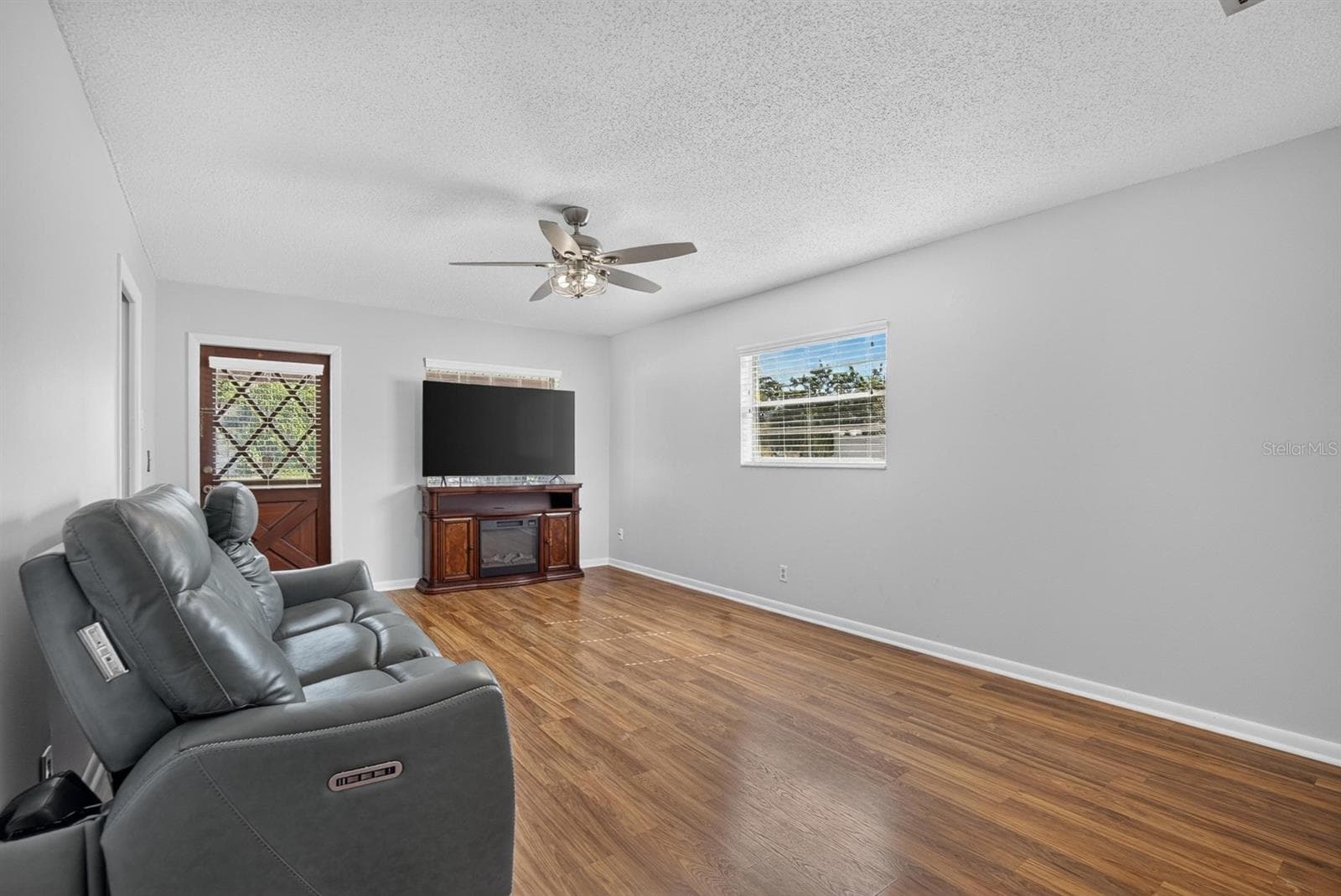 Single Family Residence at 403 ALMA DR, BRANDON, photo 10 of 99