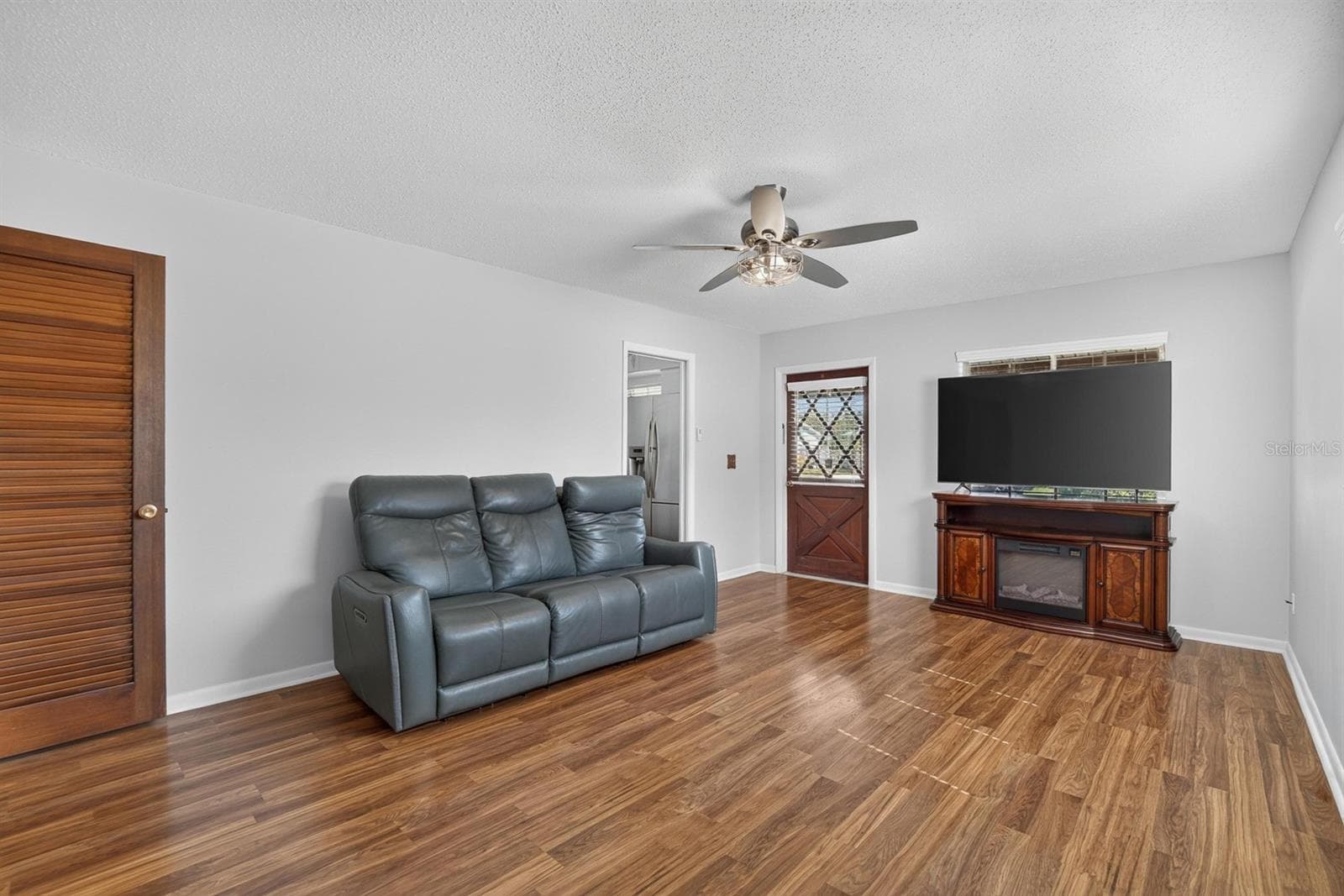 Single Family Residence at 403 ALMA DR, BRANDON, photo 14 of 99