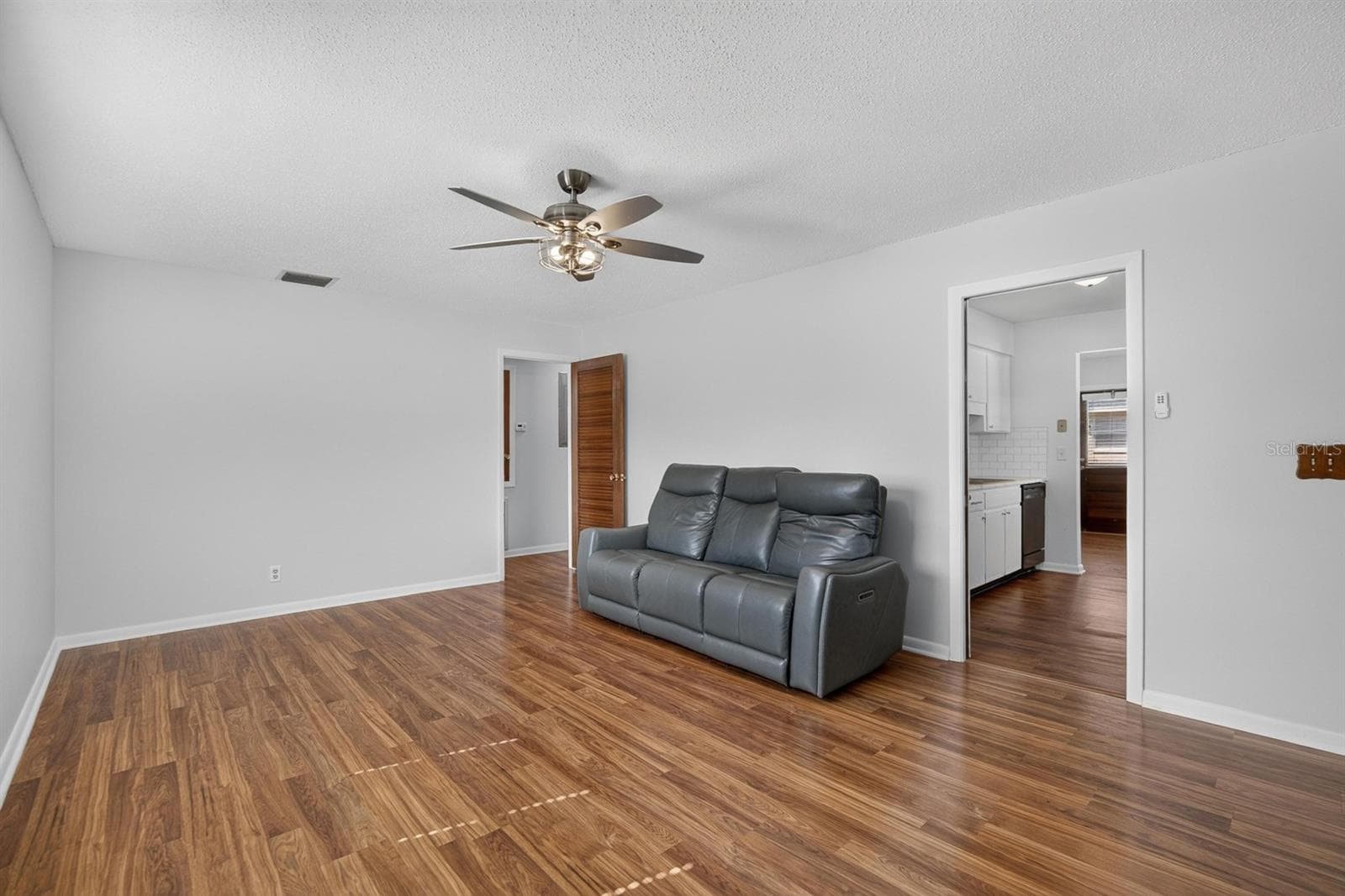 Single Family Residence at 403 ALMA DR, BRANDON, photo 16 of 99