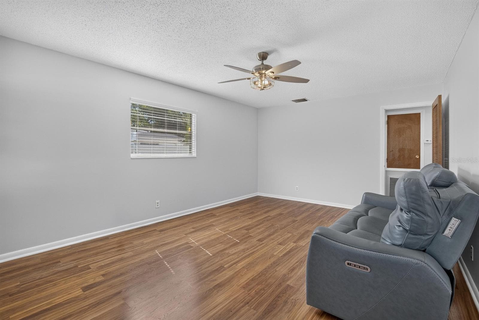 Single Family Residence at 403 ALMA DR, BRANDON, photo 18 of 99