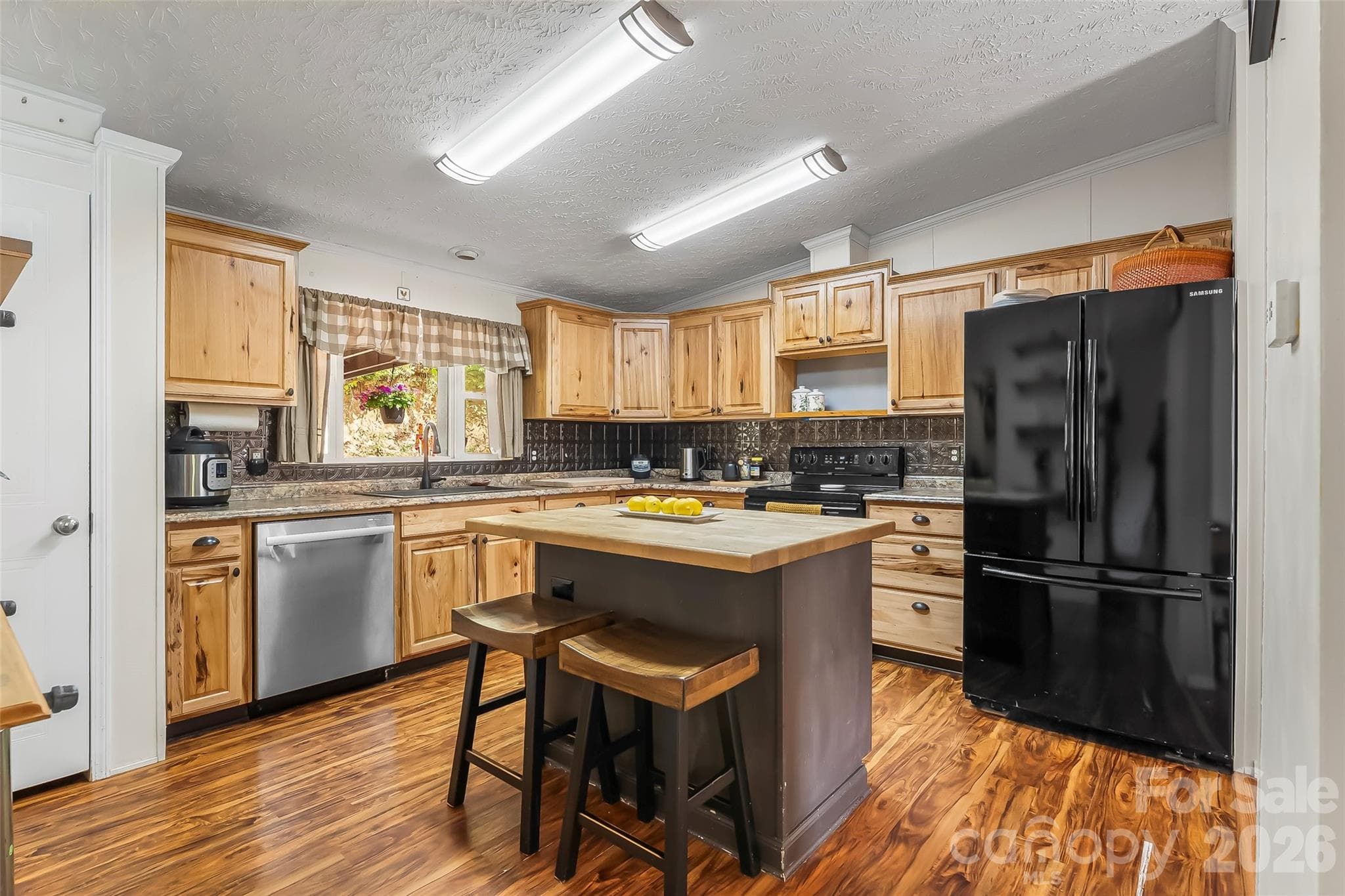 Spacious updated kitchen - 245 Merry Way, Clyde