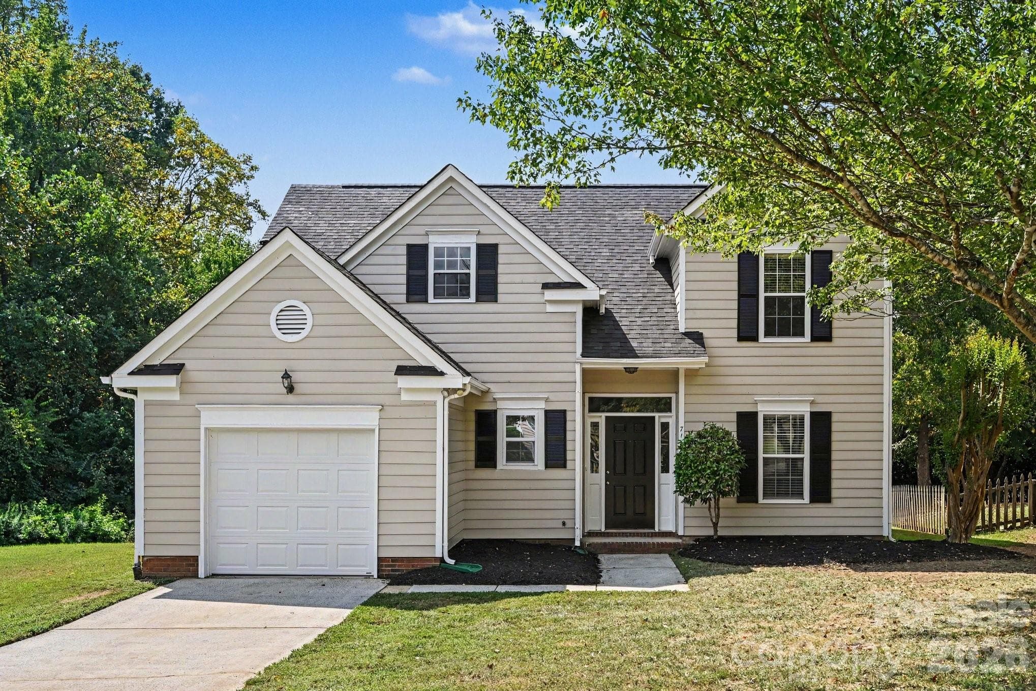 Single Family Residence at 7117 Daerwood Place, Charlotte, photo 2 of 21