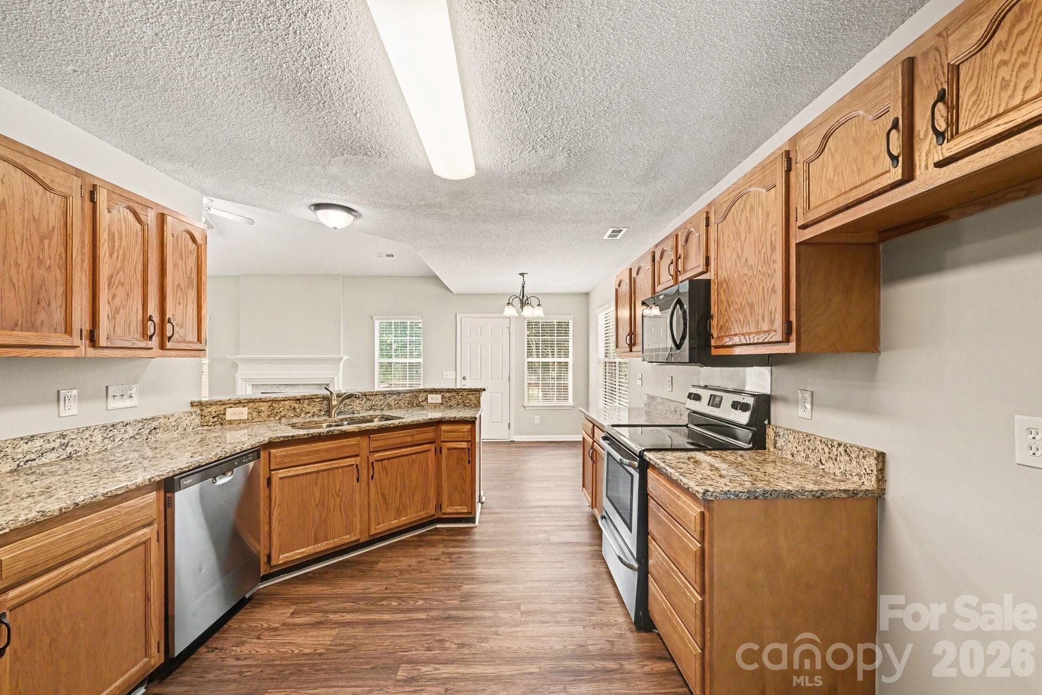 Single Family Residence at 7117 Daerwood Place, Charlotte, photo 7 of 21