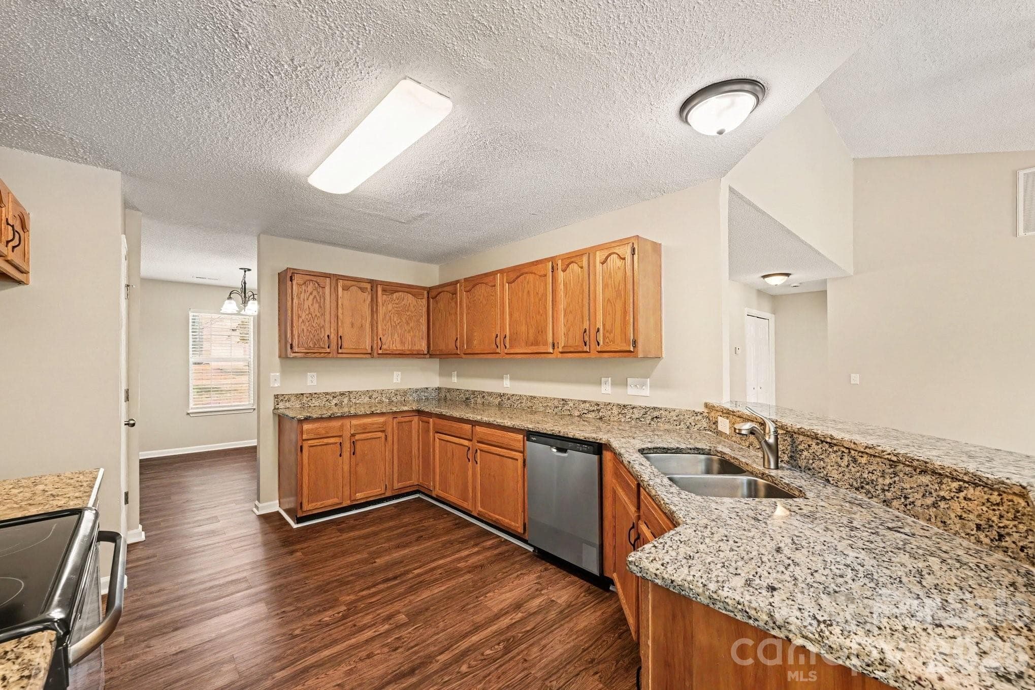 Single Family Residence at 7117 Daerwood Place, Charlotte, photo 8 of 21