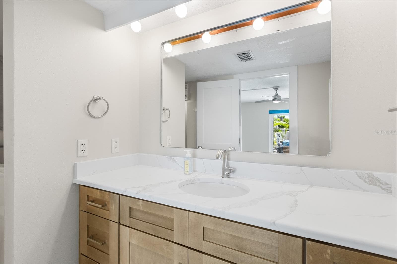 En-Suite 11x5 - 433 S PAULA DR #1, DUNEDIN
