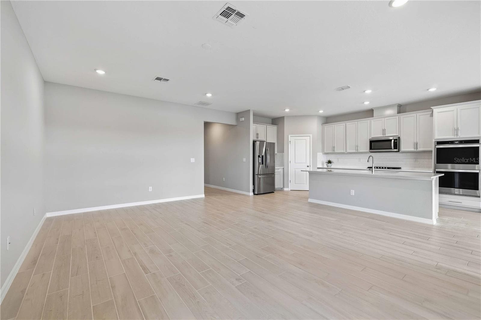 Single Family Residence at 13723 GREEN HAMMOCK PL, LAKEWOOD RANCH, photo 10 of 59
