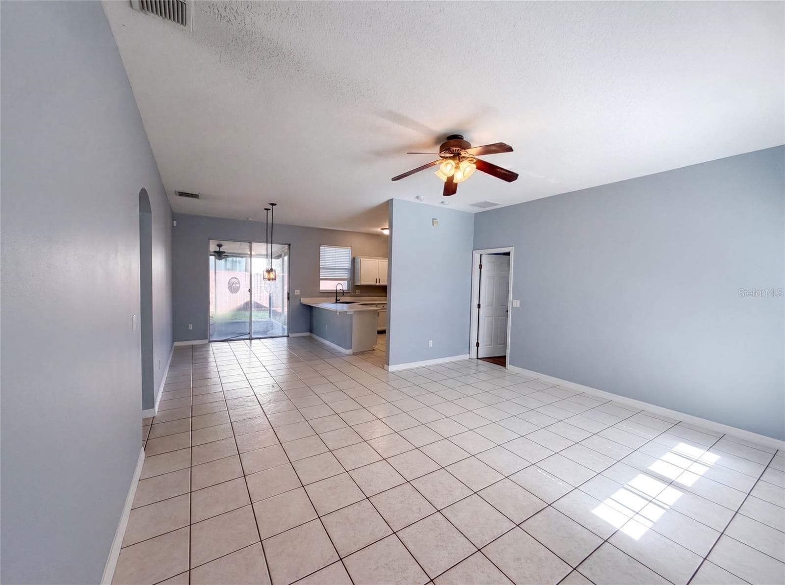 Single Family Residence at 826 HILLY BEND DR, APOPKA, photo 3 of 18