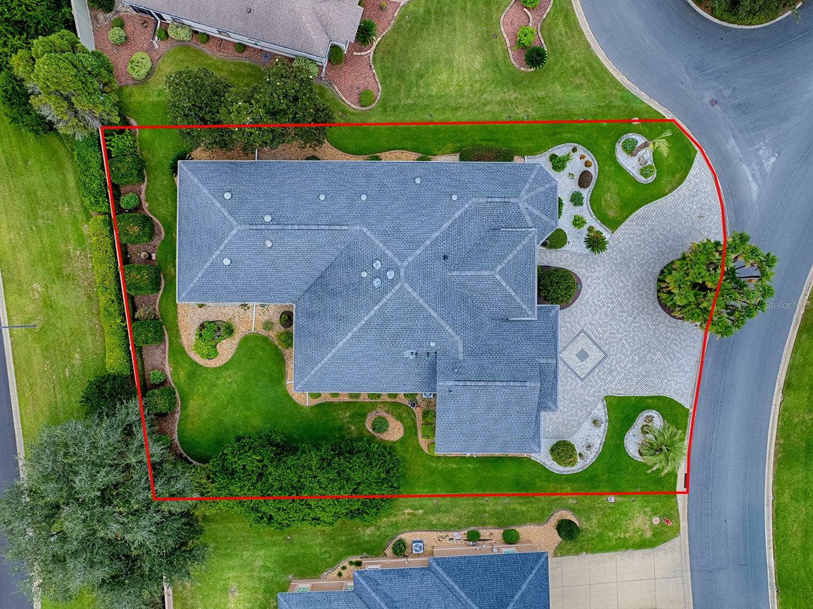 AERIAL VIEW! PLENTY OF PARKING WITH A PAVED CIRCLE DRIVEWAY, BEAUTIFULLY LANDSCAPED AROUND THE ENTIRE HOME PROVIDING COMPLETE PRIVACY! - 1897 HARTFORD PATH, THE VILLAGES