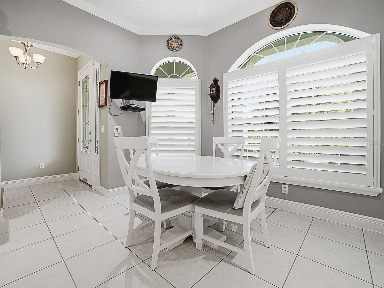 TO THE LEFT AS YOU ENTER THE HOME, YOU'LL FIND THE CUSTOM KITCHEN WITH A CASUAL DINING NOOK, PLANTATION SHUTTERS, AND WALL MOUNTED TV. - 1897 HARTFORD PATH, THE VILLAGES
