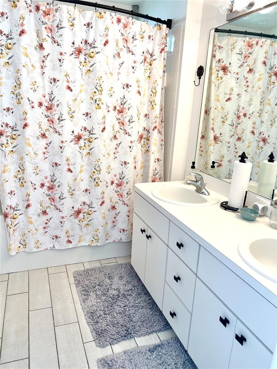 Owners bath - 32215 FISH HOOK LOOP, WESLEY CHAPEL
