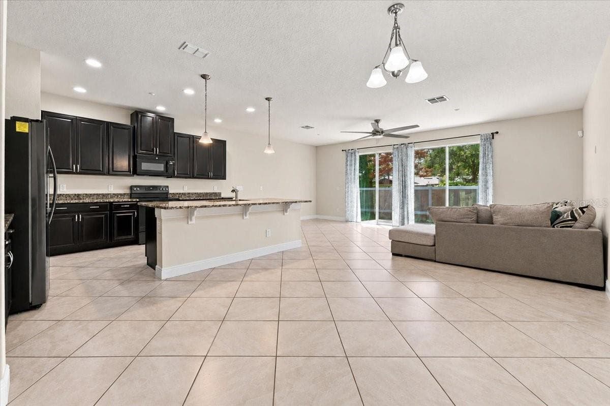 Open kitchen and living area, perfect for entertaining and everyday living - 7560 ALOMA PINES CT, WINTER PARK