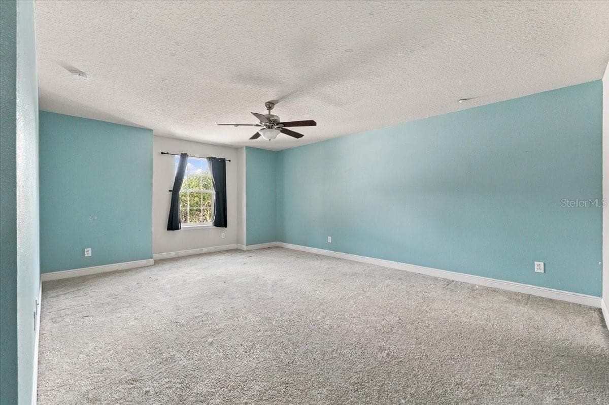 Generously sized primary suite with plush carpet - 7560 ALOMA PINES CT, WINTER PARK