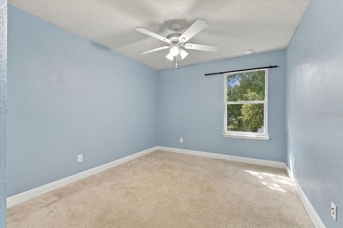 Secondary bedroom with double closet, easy access to the hallway - 7560 ALOMA PINES CT, WINTER PARK