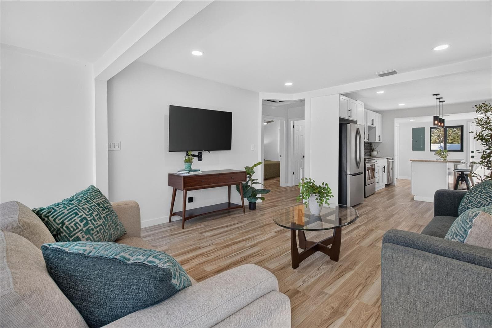 Spacious living room - 711 19TH AVE S, ST PETERSBURG