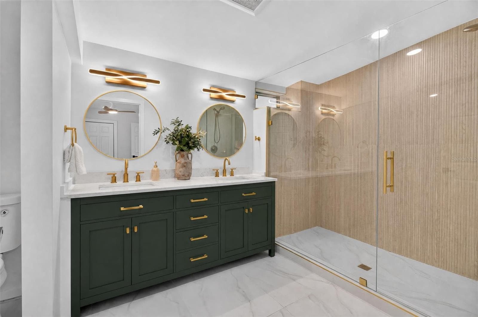 Oversized master bath - 711 19TH AVE S, ST PETERSBURG
