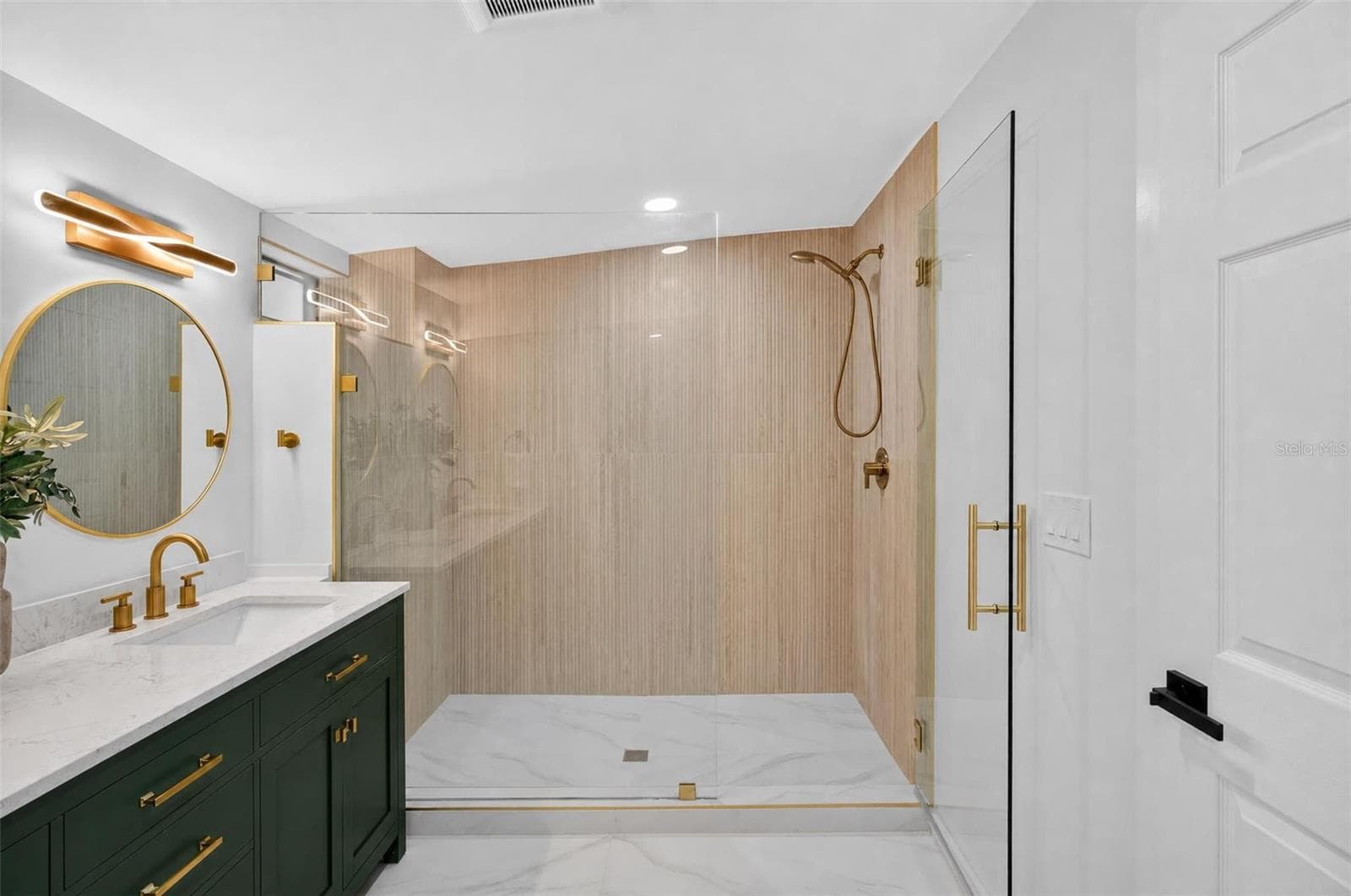Oversized master bath - 711 19TH AVE S, ST PETERSBURG