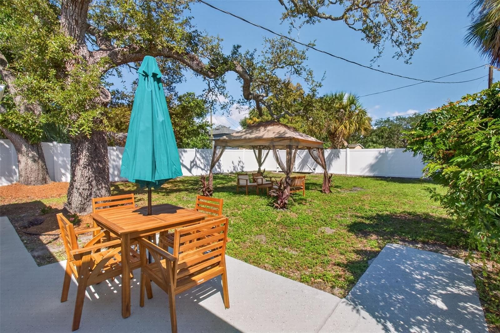Spacious fenced yard for entertaining, pets and kids. - 711 19TH AVE S, ST PETERSBURG