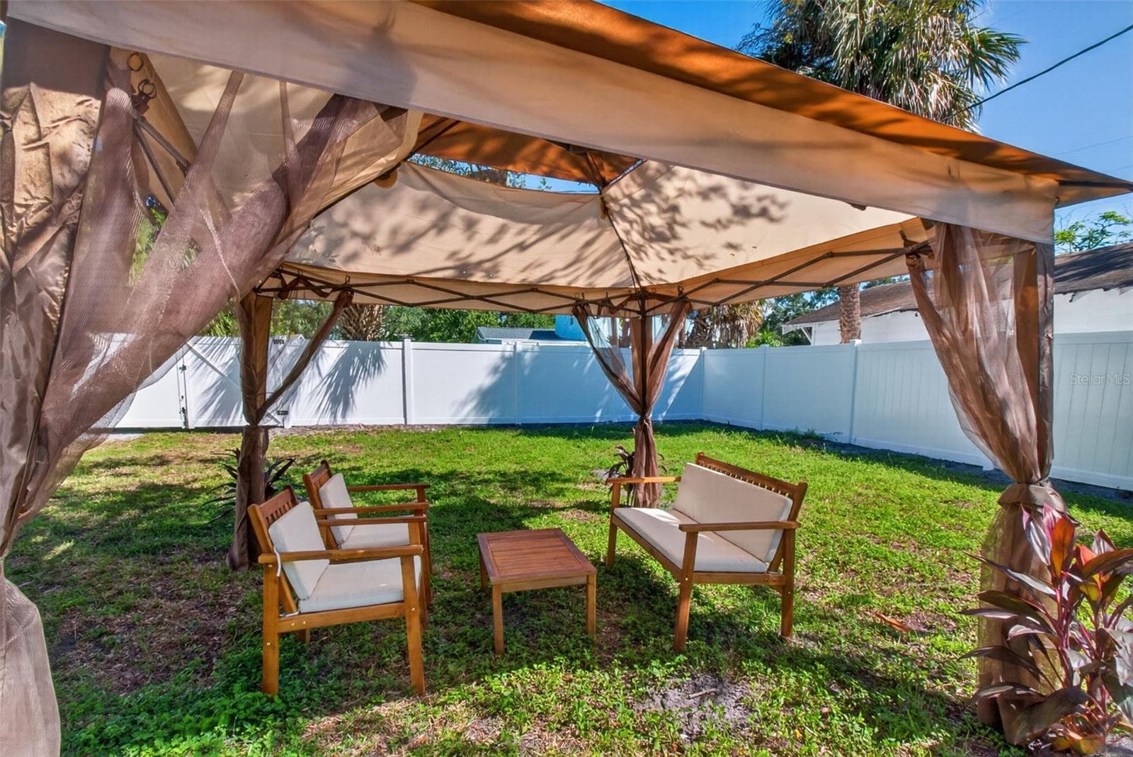 Spacious fenced yard for entertaining, pets and kids. - 711 19TH AVE S, ST PETERSBURG