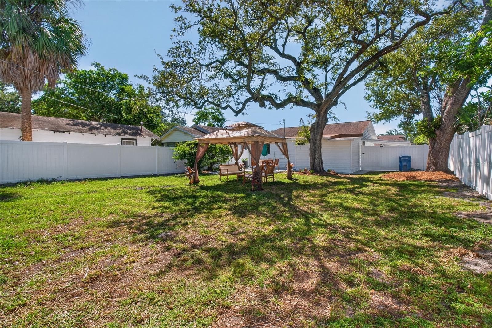 Spacious fenced yard for entertaining, pets and kids. - 711 19TH AVE S, ST PETERSBURG