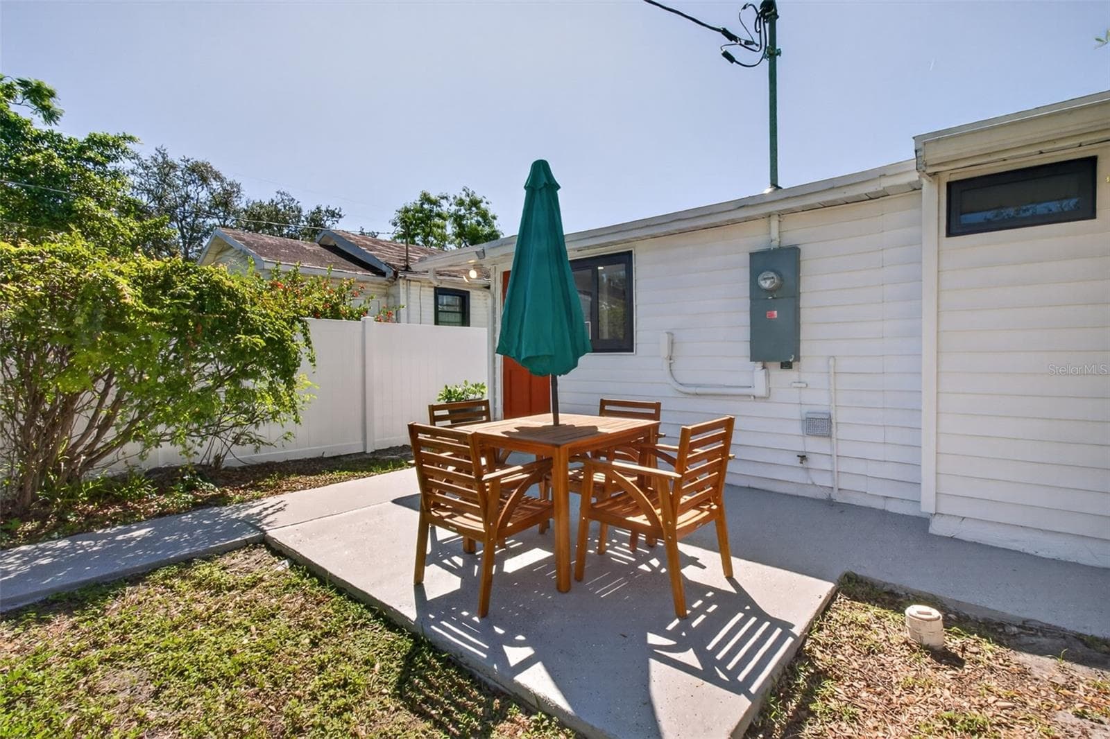 Spacious fenced yard for entertaining, pets and kids. - 711 19TH AVE S, ST PETERSBURG