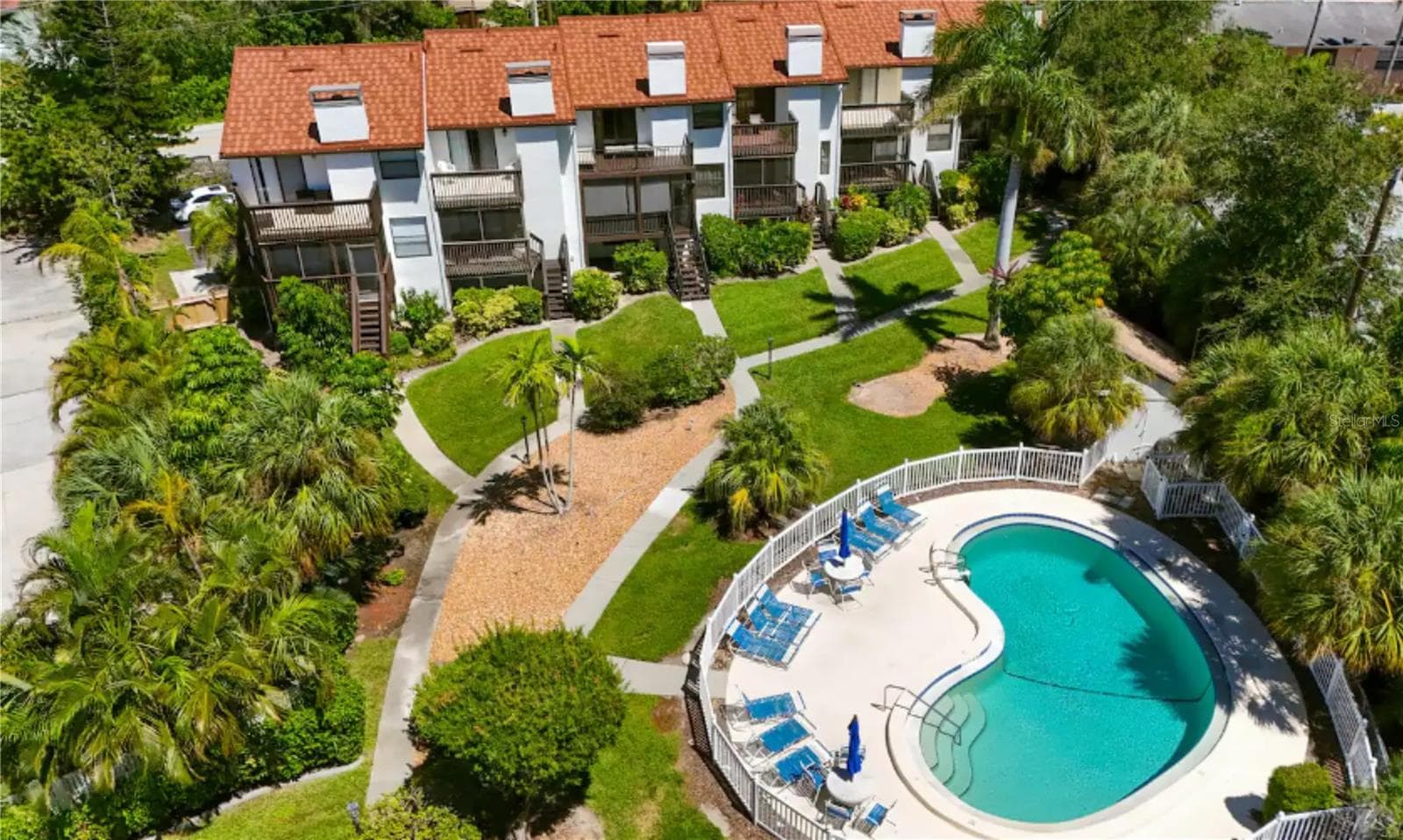 Community and pool - 6840 MIDNIGHT PASS RD, SARASOTA