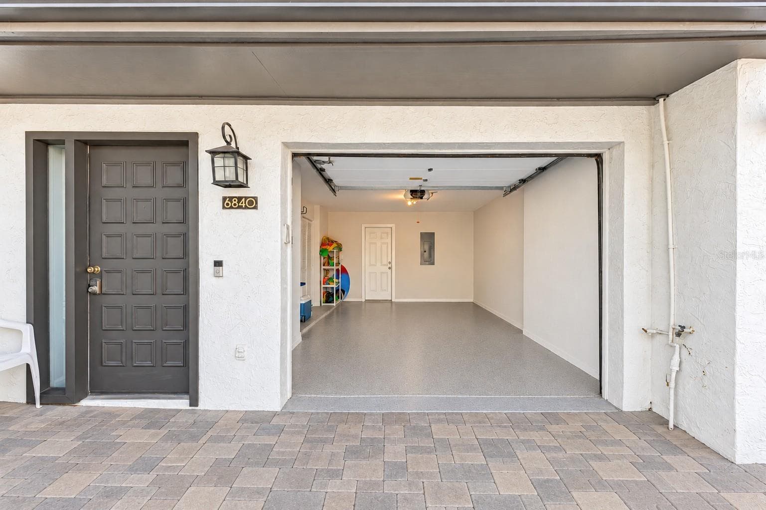 oversized 1 car garage - 6840 MIDNIGHT PASS RD, SARASOTA