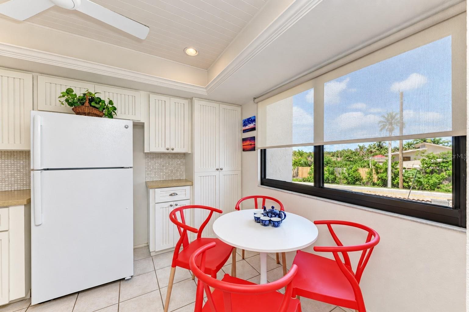 kitchen with breakfast area - 6840 MIDNIGHT PASS RD, SARASOTA