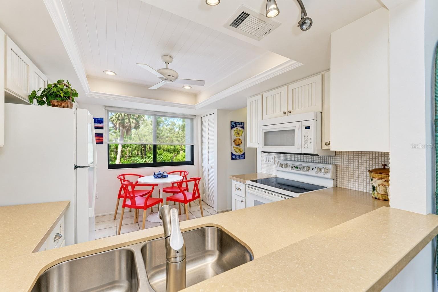 Townhouse at 6840 MIDNIGHT PASS RD, SARASOTA, photo 17 of 42