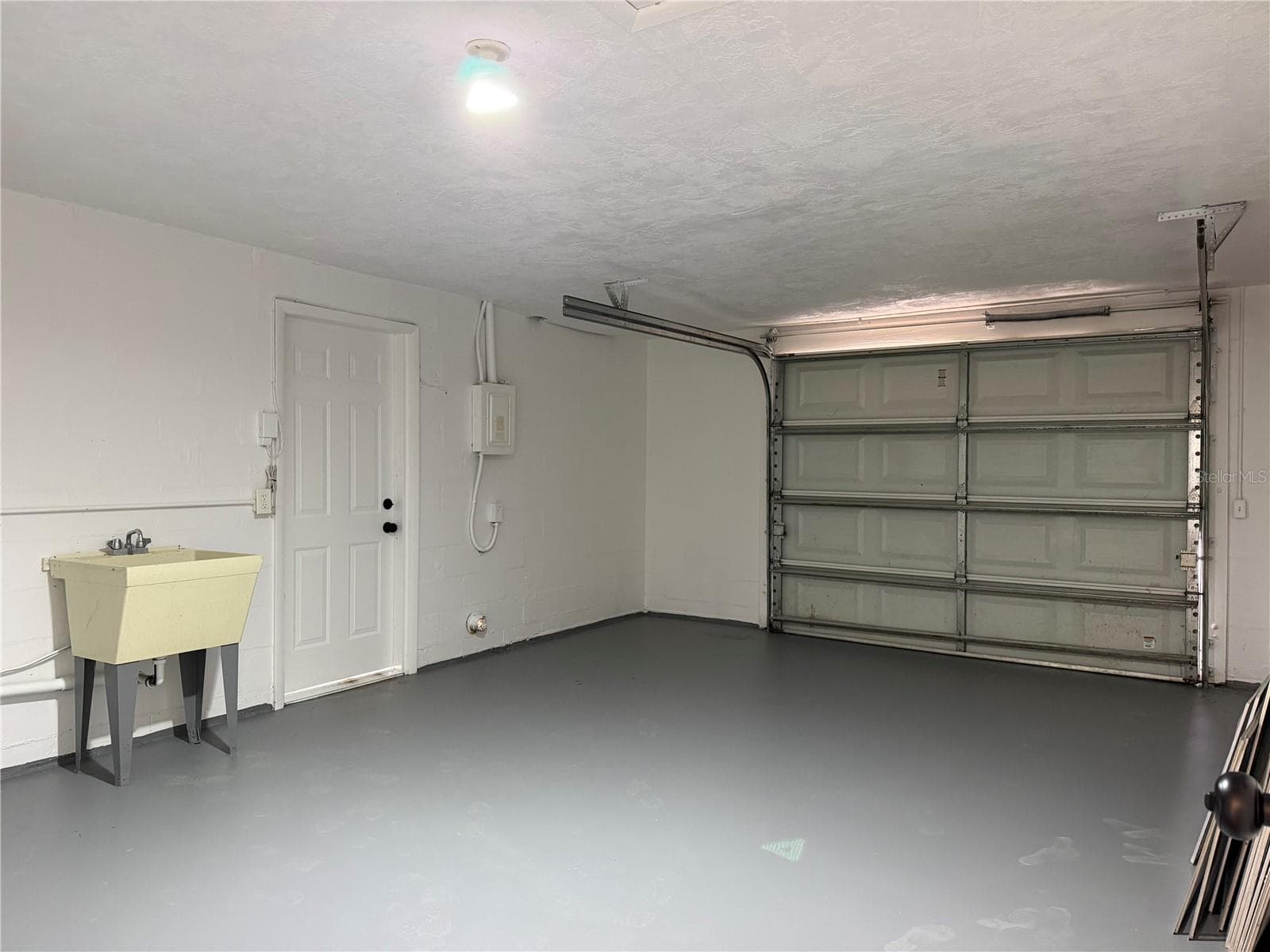 One-Car Garage - 6810 EL CAMINO PALOMA ST, PORT RICHEY