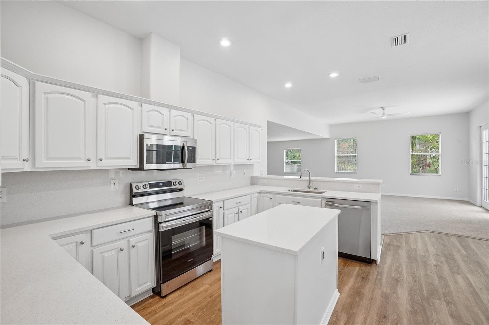 Single Family Residence at 17718 CRYSTAL COVE PL, LUTZ, photo 3 of 34