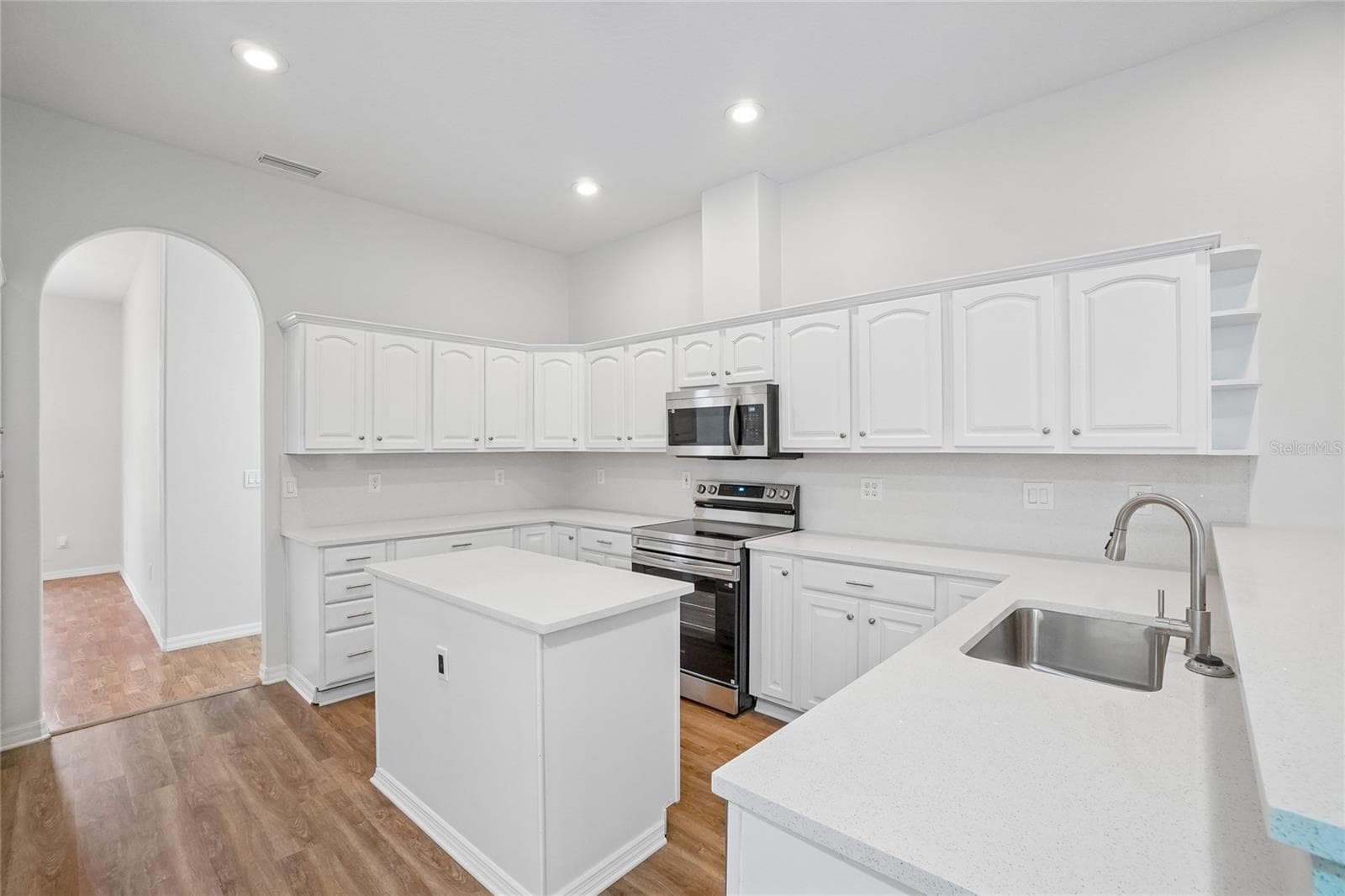 Single Family Residence at 17718 CRYSTAL COVE PL, LUTZ, photo 5 of 34