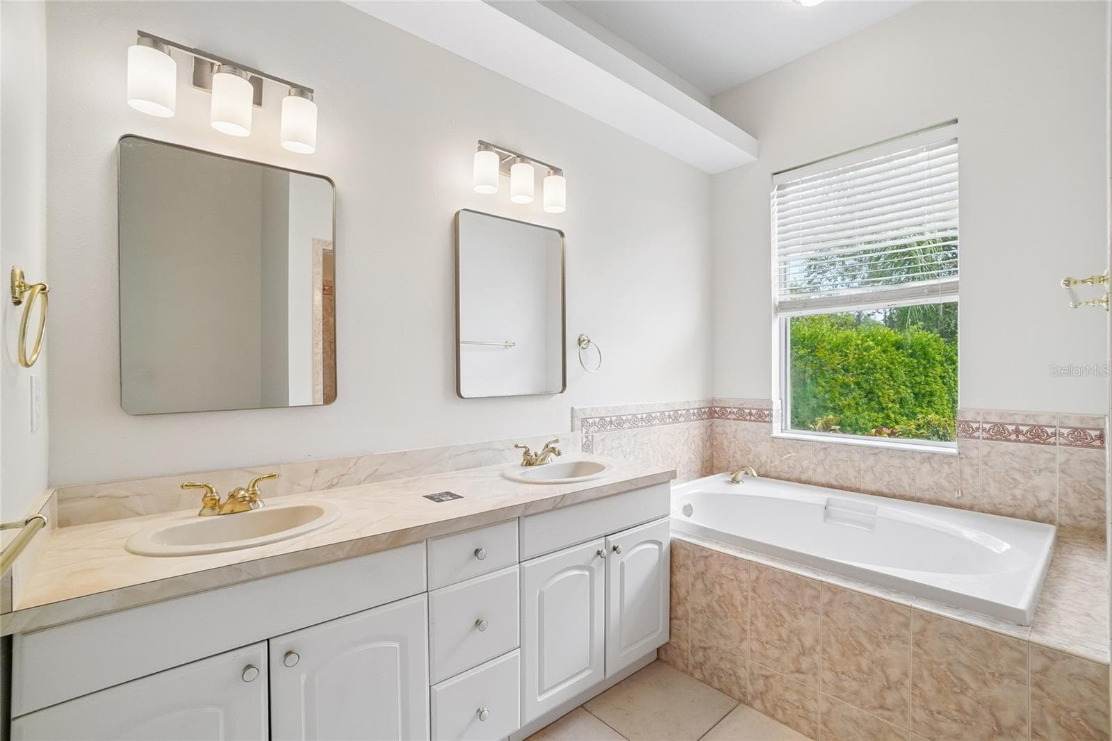 Single Family Residence at 17718 CRYSTAL COVE PL, LUTZ, photo 8 of 34
