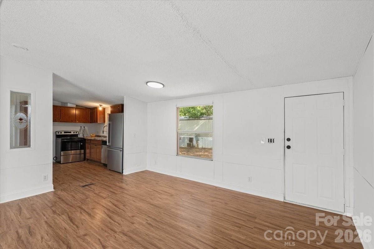 Single Family Residence at 109 Puett Drive, Dallas, photo 4 of 33