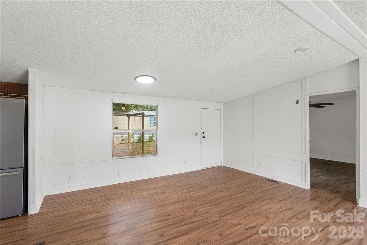 Single Family Residence at 109 Puett Drive, Dallas, photo 5 of 33