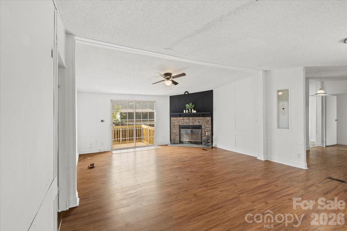 Single Family Residence at 109 Puett Drive, Dallas, photo 7 of 33