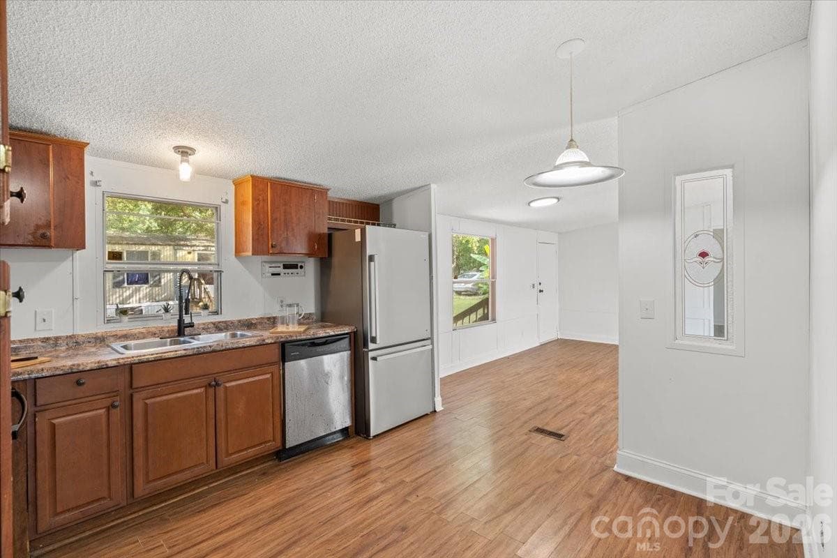 Single Family Residence at 109 Puett Drive, Dallas, photo 14 of 33