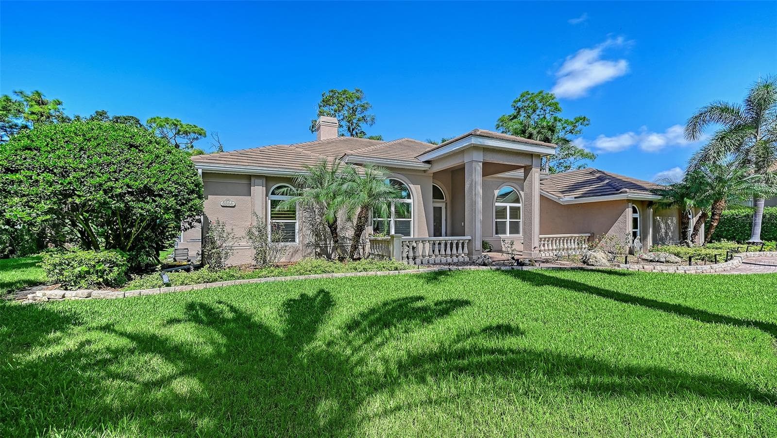Beautifully landscaped large front yard. - 8866 BLOOMFIELD BLVD, SARASOTA