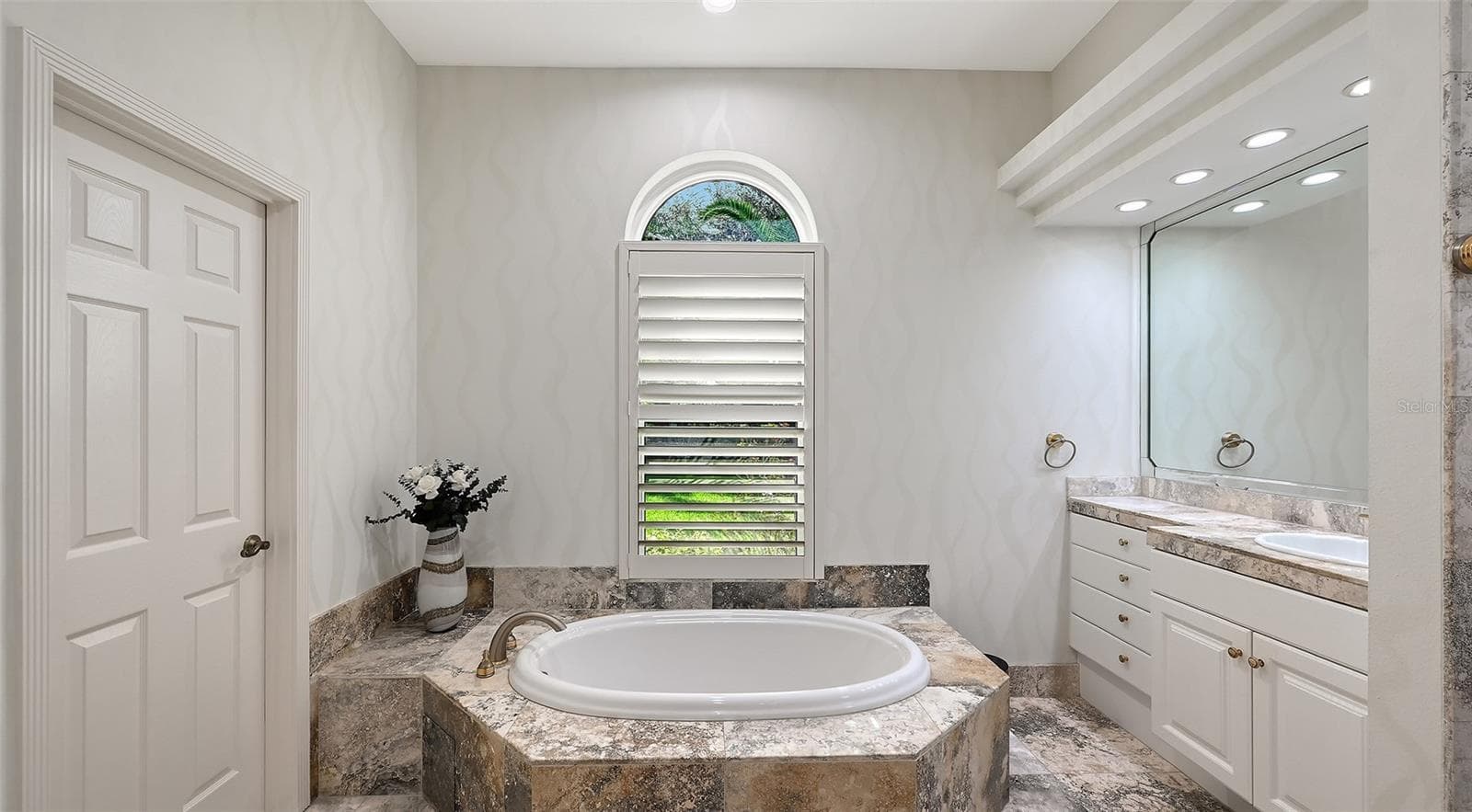 Primary Bathroom separate Tub. - 8866 BLOOMFIELD BLVD, SARASOTA
