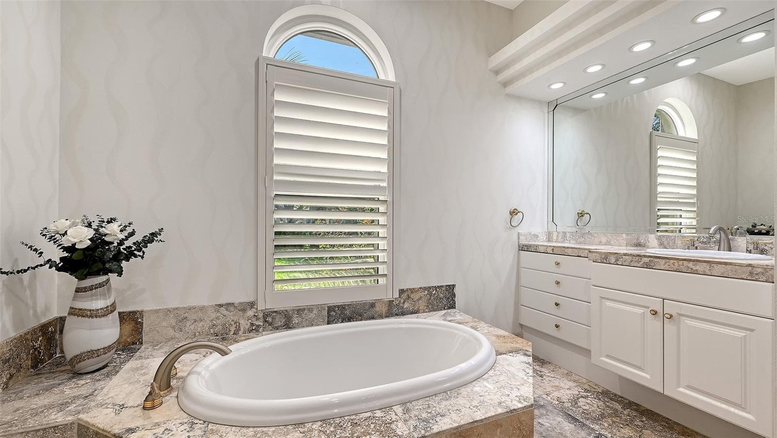 Primary Bathroom with separate Tub. - 8866 BLOOMFIELD BLVD, SARASOTA