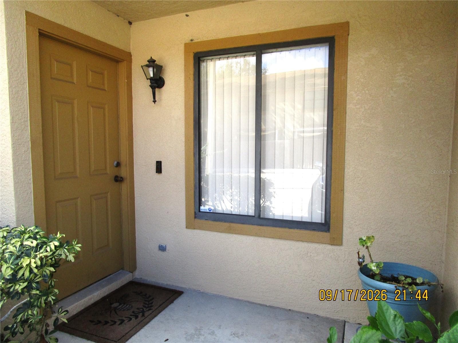 Front Door with room for seating - 1508 HIGHLAND RIDGE CIR, BRANDON