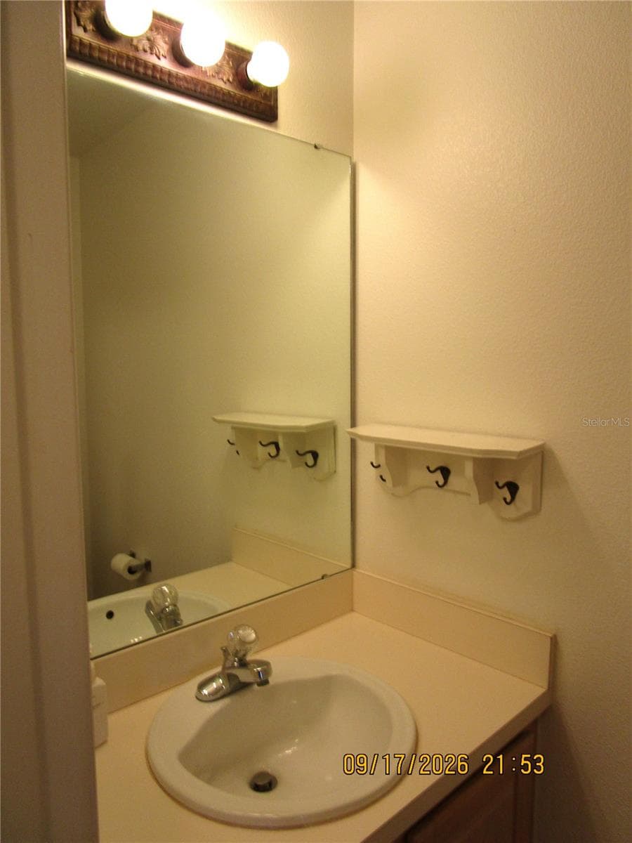 Downstairs Powder Room - 1508 HIGHLAND RIDGE CIR, BRANDON
