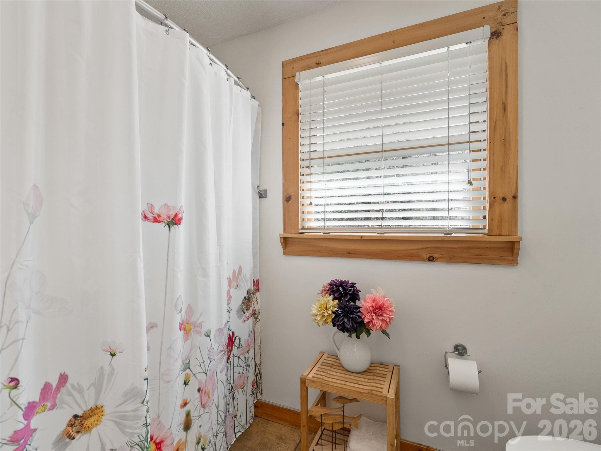The second full bathroom oon the upper level has a bath - 133 Smokemont Drive, Arden